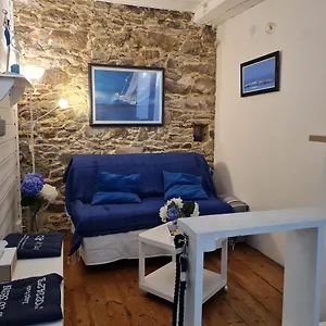 https://intra-muros-petit-duplex-atypique-2-vlos.inbrittany.com